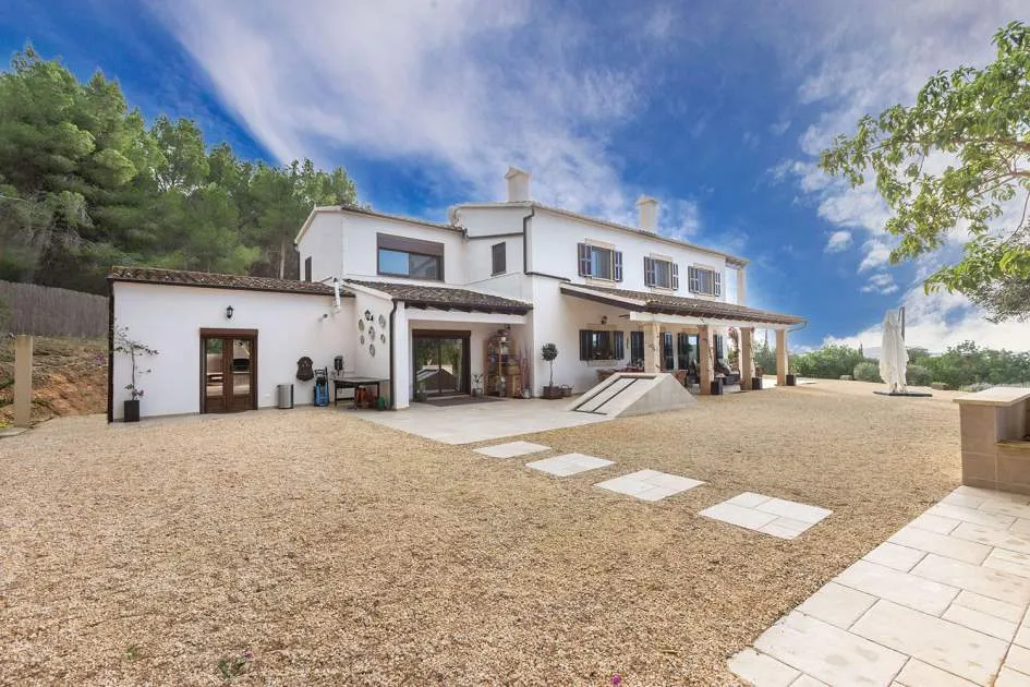 Countryside villa with beautiful panoramic views in idyllic location