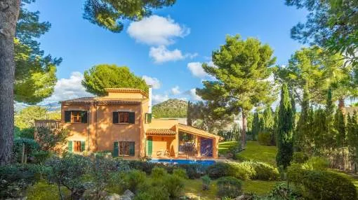 Mediterranean villa in sought-after residential area Mediterranean villa in sought-after residential area