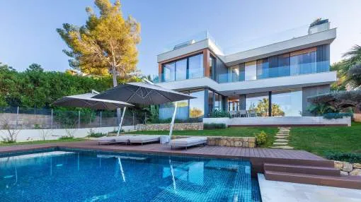 Elegant luxury villa with spectacular views in a tranquil neighbourhood Elegant luxury villa with spectacular views in a tranquil neighbourhood