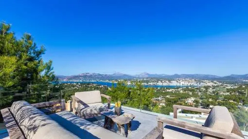 Elegant luxury villa in privileged location close to the harbour