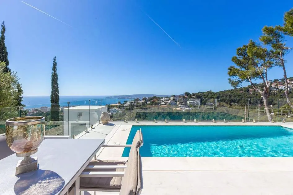 Modern villa for first-time occupancy with stunning views in privileged location