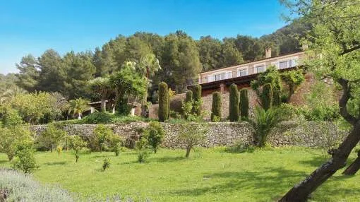 Mediterranean country house in unique location on 16,277 sqm land
