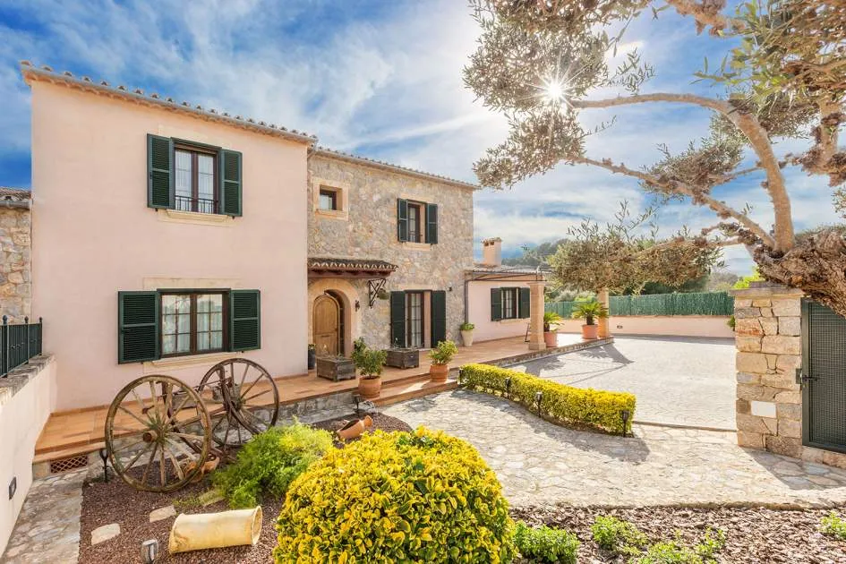 Beautiful finca-style villa in tranquil area close to the centre of the village