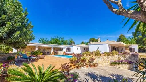 Idyllically situated finca near the coast