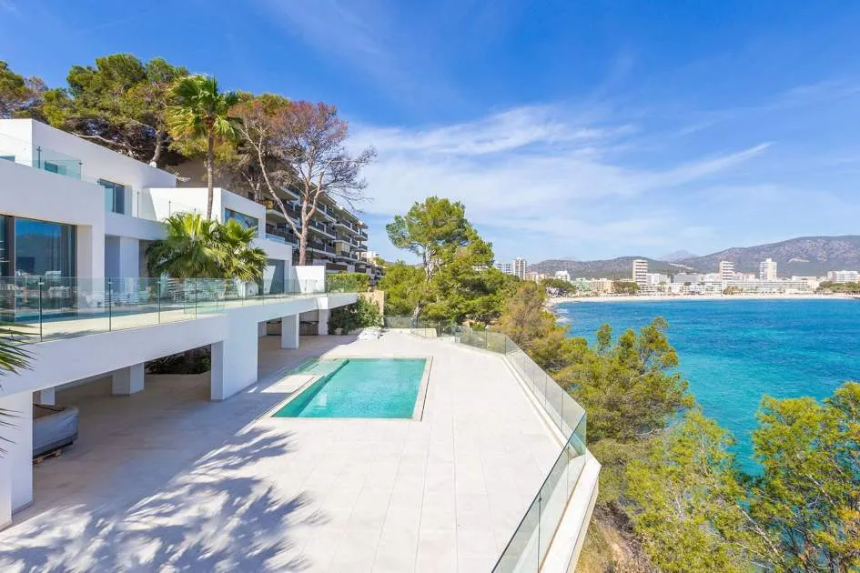 Superb villa with state-of-the- art interior and sea access directly on the coast