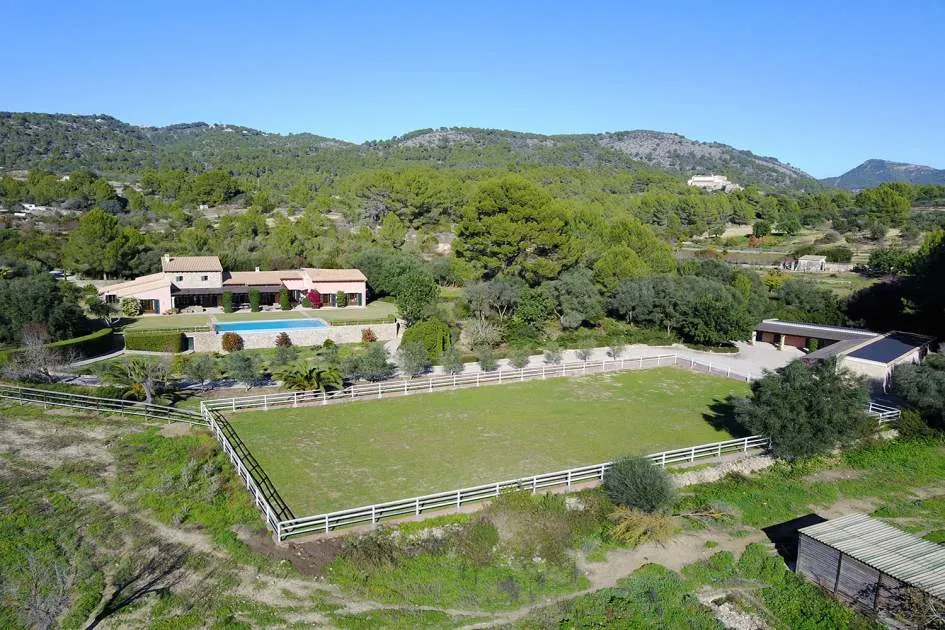 Superb finca in picturesque scenery with paddock and stable