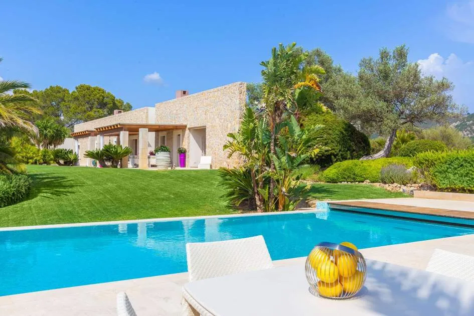 Stunning natural stone finca on 56.500 m² land close to the coast