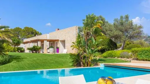 Stunning natural stone finca on 56.500 m² land close to the coast