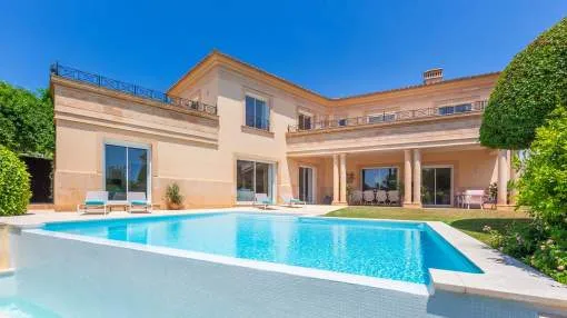 Elegant villa in a tranquil residential area close to the harbour