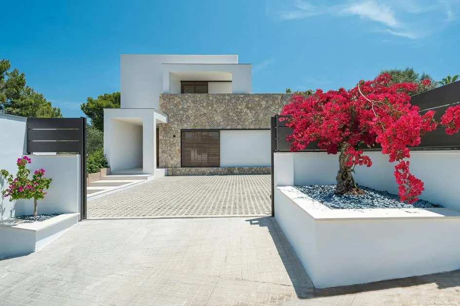 Modern villa for first time use close to the Club Nautico