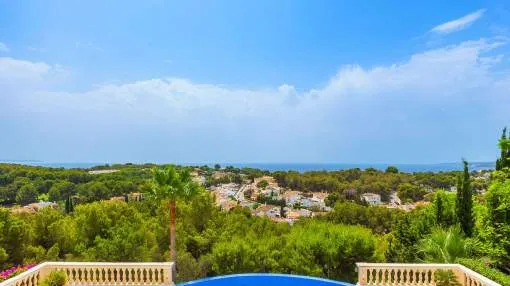 Luxurious villa with wonderful far-reaching views in top location