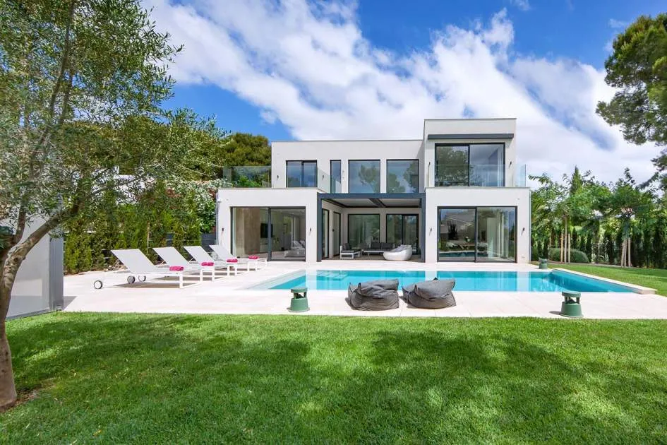 Spectacular modern luxury villa in best location