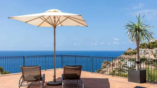 Deluxe garden apartment with sea view in sought after residential area