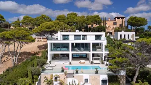 Luxury villa with spectacular sea views and exclusive interior