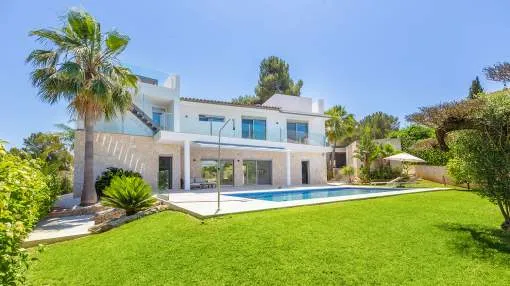Elegant villa in an exclusive residential area close to the center