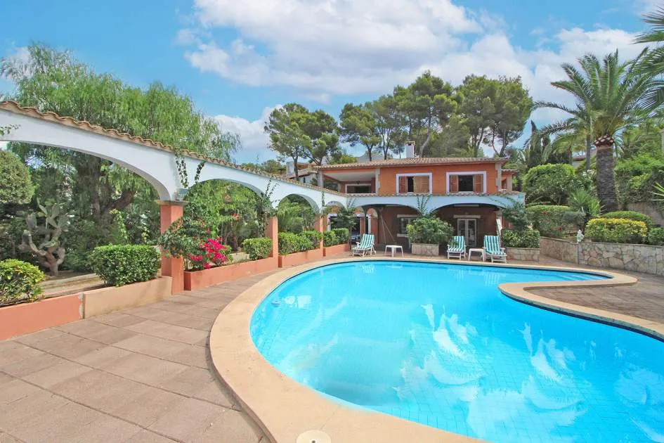 Mediterranean villa with lots of privacy to be refurbished