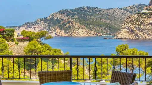 Luxury apartment in upscale development with direct sea access