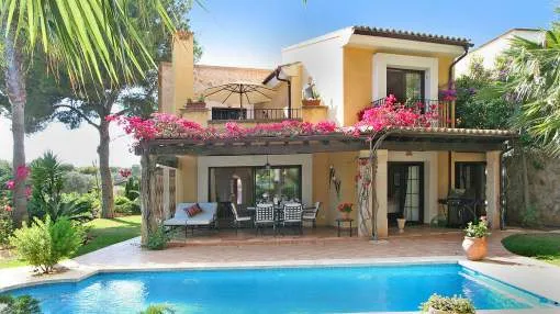 Charming villa in well maintained golf course development
