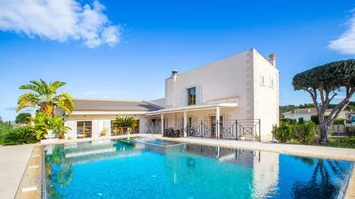 Light-filled villa between the golf course and the sea