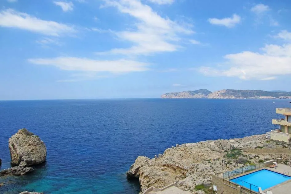 3-bedroom apartment in 1st sea line for rent
