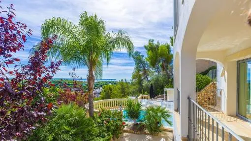 Light-flooded villa with stunning panoramic sea view