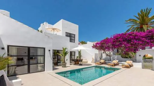 Beautiful beach house-style villa in prime residential area Beautiful beach house-style villa in prime residential area
