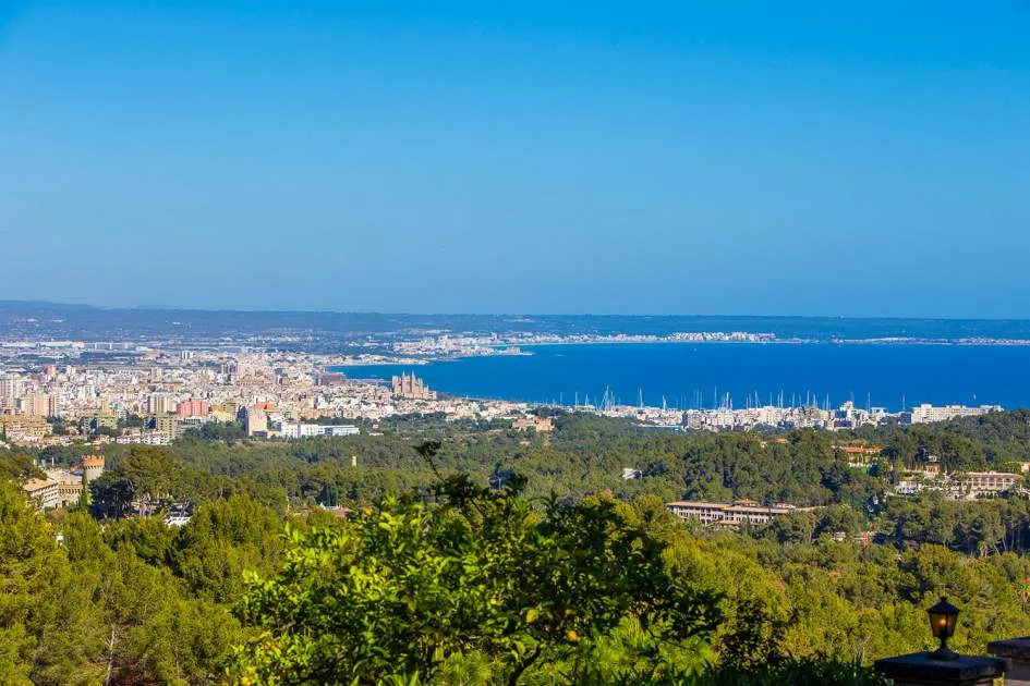 2,235 m² of building land with stunning views in a prime location