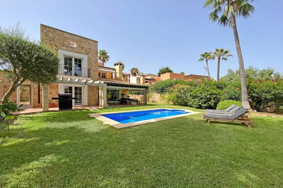 Mediterranean villa in well-kept residence on golf course