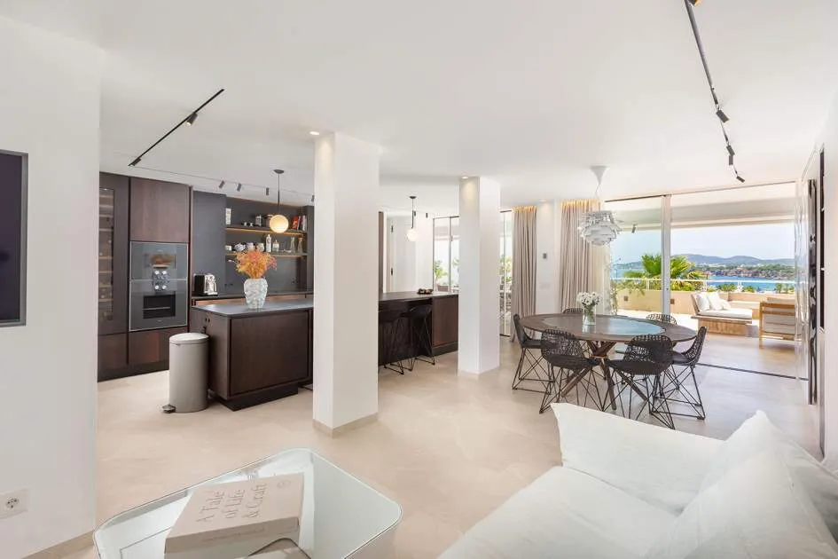 Stunning apartment with sea views in top location