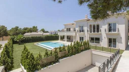 Light-filled luxury villa in privileged residential area Light-filled luxury villa in privileged residential area