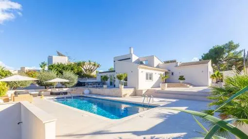 Completely refurbished villa near coastal bays and the golf course