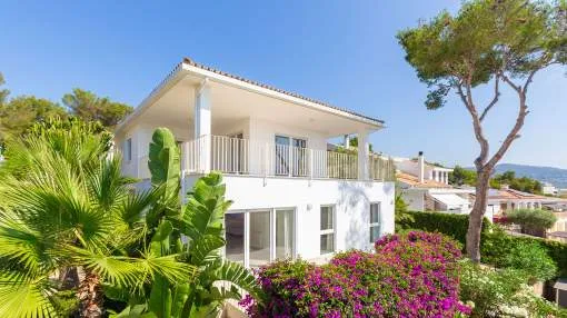 Refurbished luxury villa in tranquil residential area close to the beach Refurbished luxury villa in tranquil residential area close to the beach