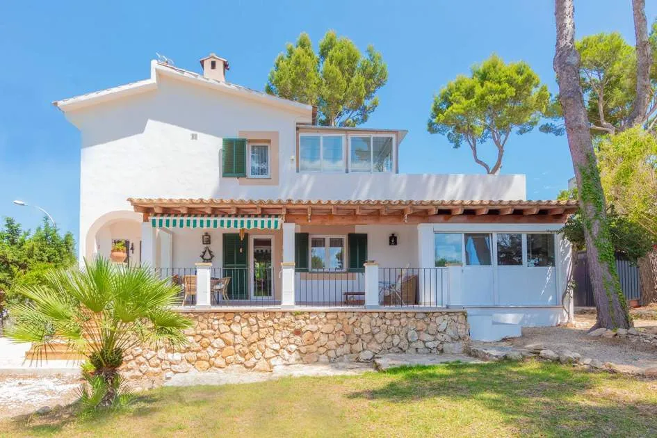 Beautiful Mediterranean villa in exclusive international neighbourhood