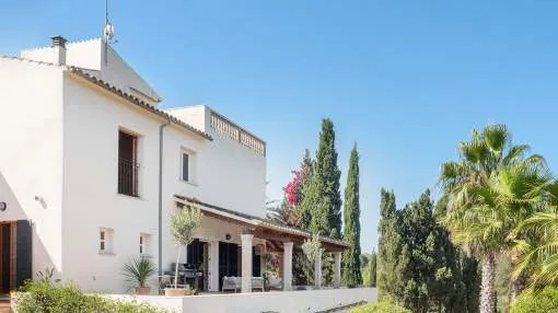 Stylishly renovated villa with guest house and large plot