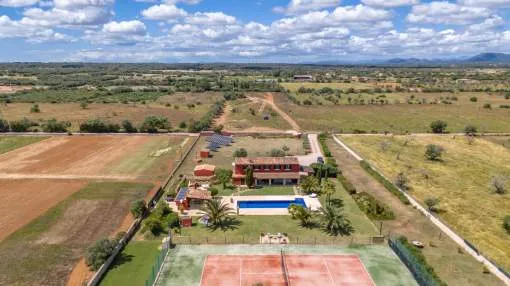 Mediterranean retreat – finca with pool, private tennis court and far-reaching views near Es Trenc
