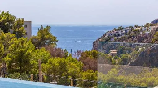 Cala Llamp: Modern villa in mint condition