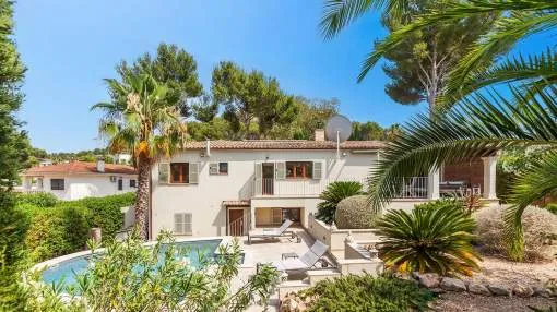 Villa with Mediterranean charm in sought-after residential area