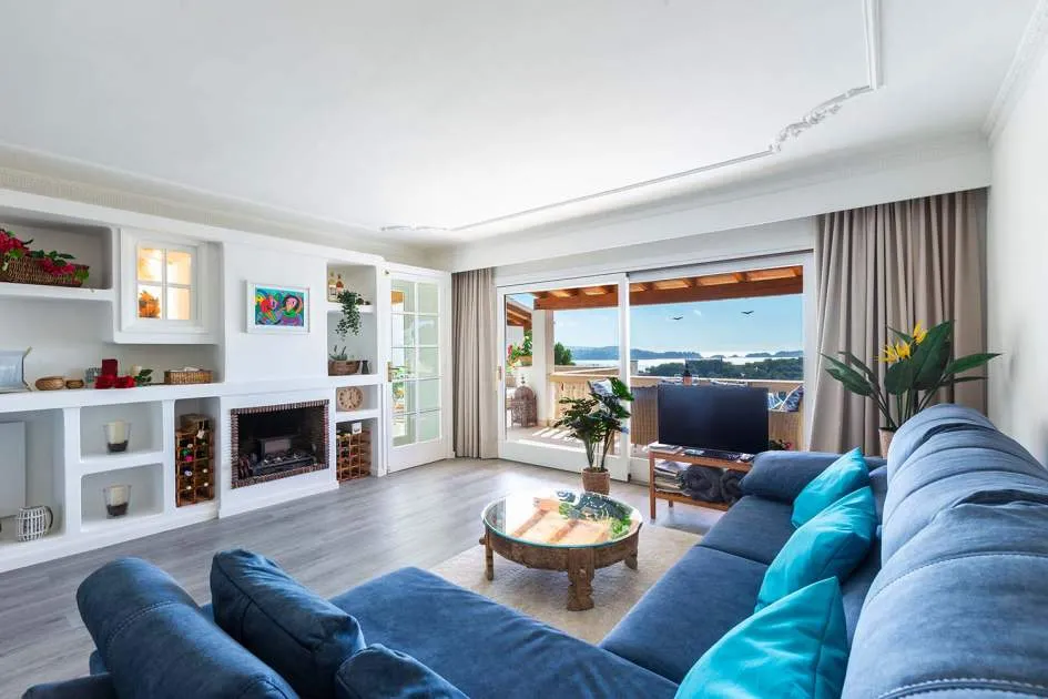 Sunny duplex penthouse with stunning panoramic sea views