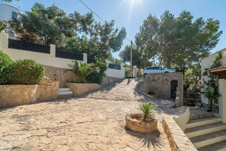 Mediterranean villa in a sought-after residential area near the coast