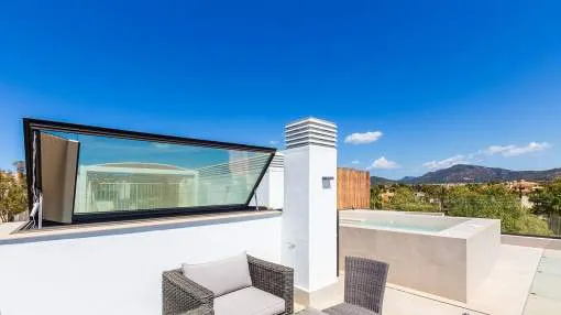 Elegant penthouse with private pool in a centric location