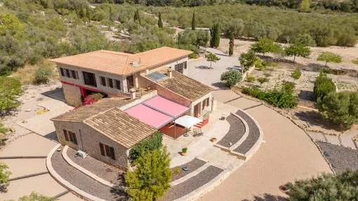 Beautiful autonomous finca in a hilly location with far-reaching views of Cabrera