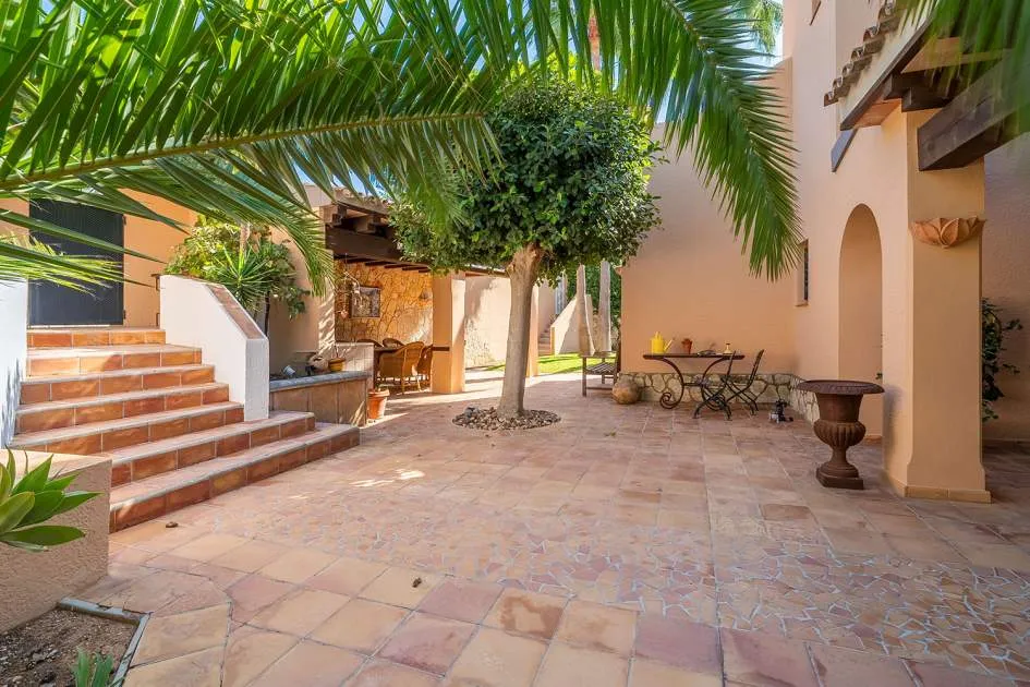 Charming villa in tranquil residential area close to the center
