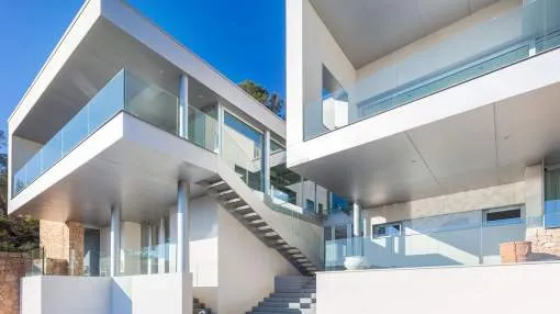 Luxurious sea view designer villa in prime location