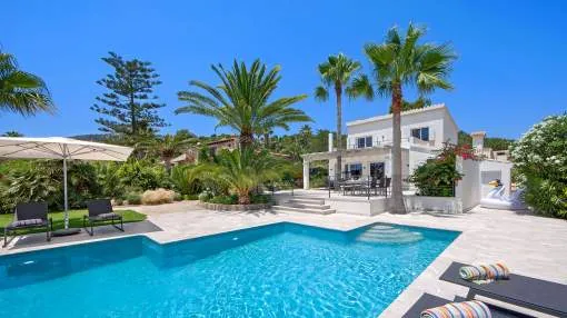 Elegant refurbished villa with harbour views and vacation rental license