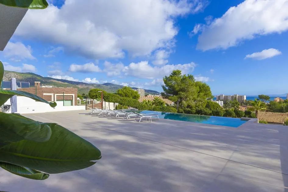 Designer villa with wonderful sea views close to the beach