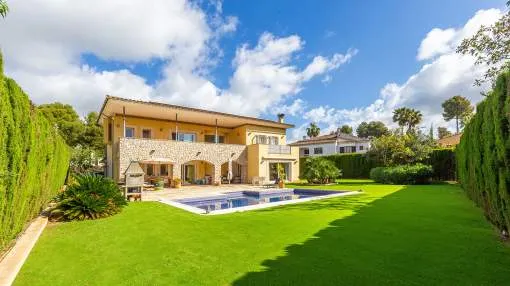 Mediterranean villa with excellent potential in a peaceful setting
