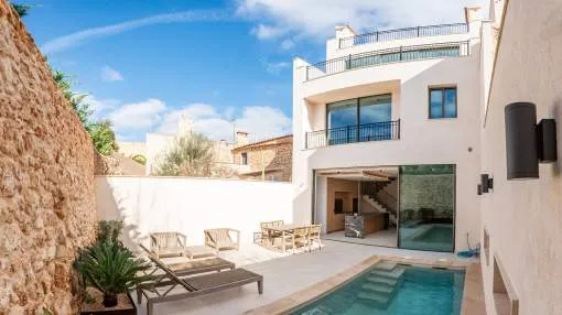 Luxurious new-build townhouse with pool in the heart of