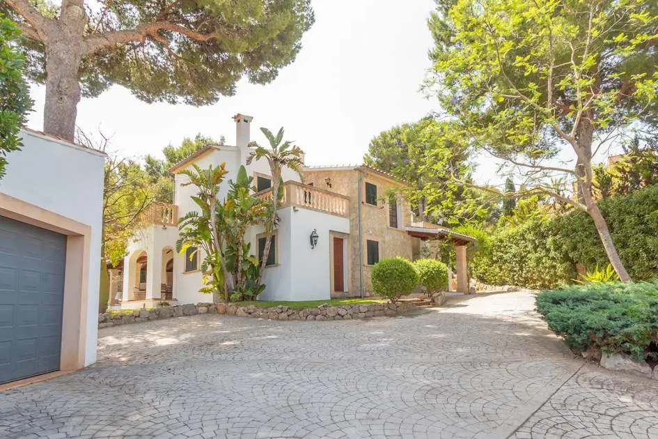 Mediterranean villa in sought-after residential area