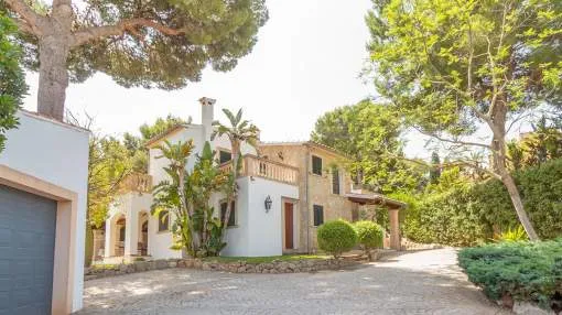 Mediterranean villa in sought-after residential area