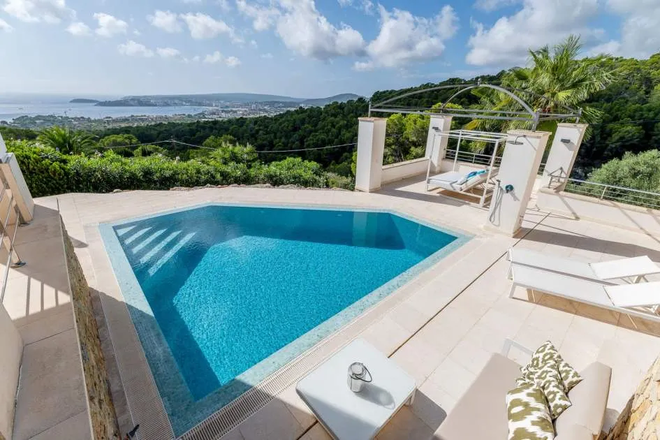 Light-filled luxury villa with stunning views in top location